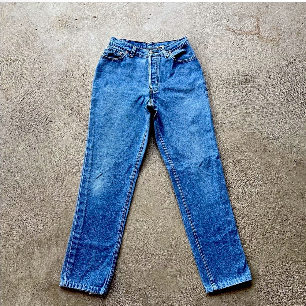 Levi’s Vintage - High Waist Mom Jeans - Size 11 or 26 Waist - VGUC